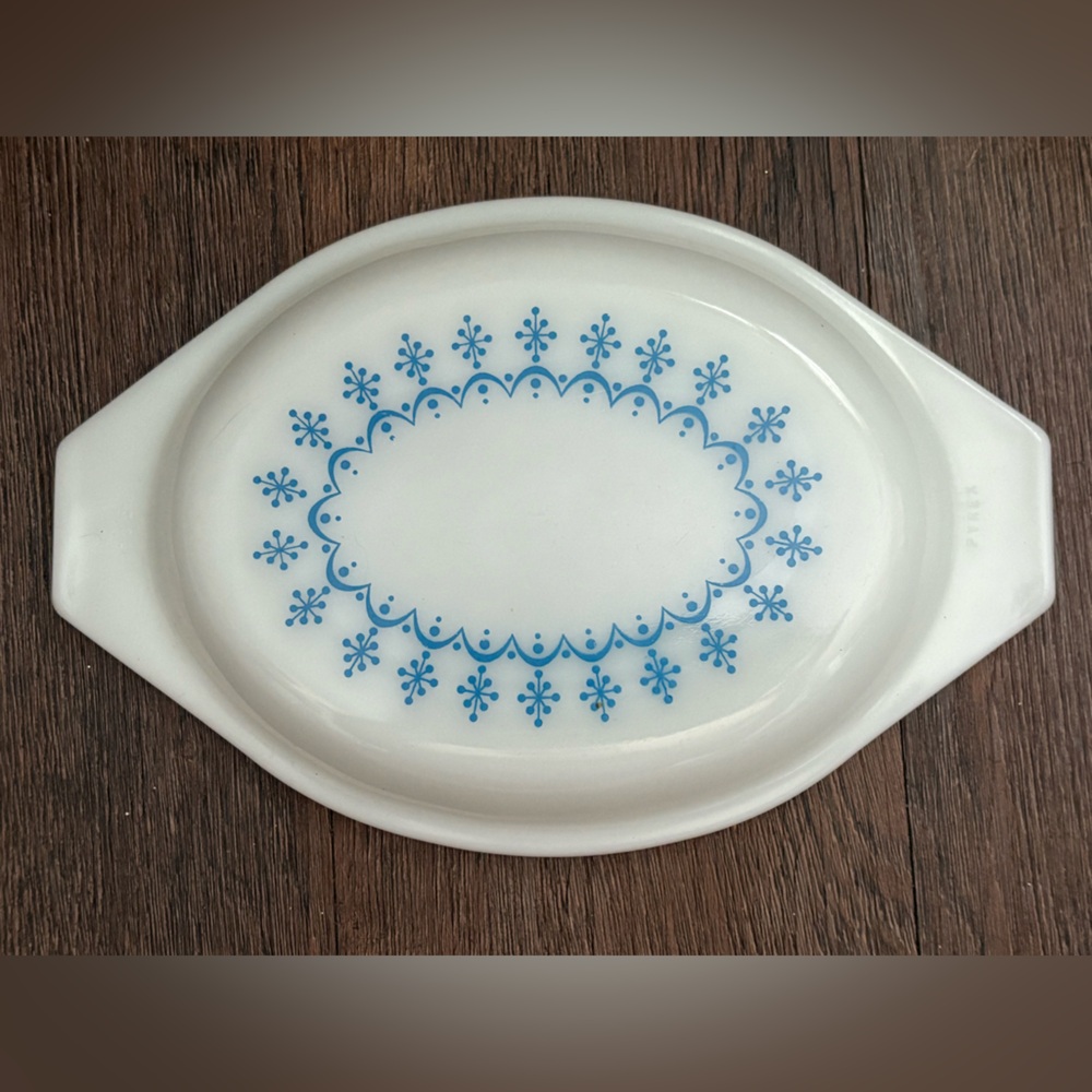 Vintage Pyrex Snowflake Garland Blue Oval Lid #943-C only.